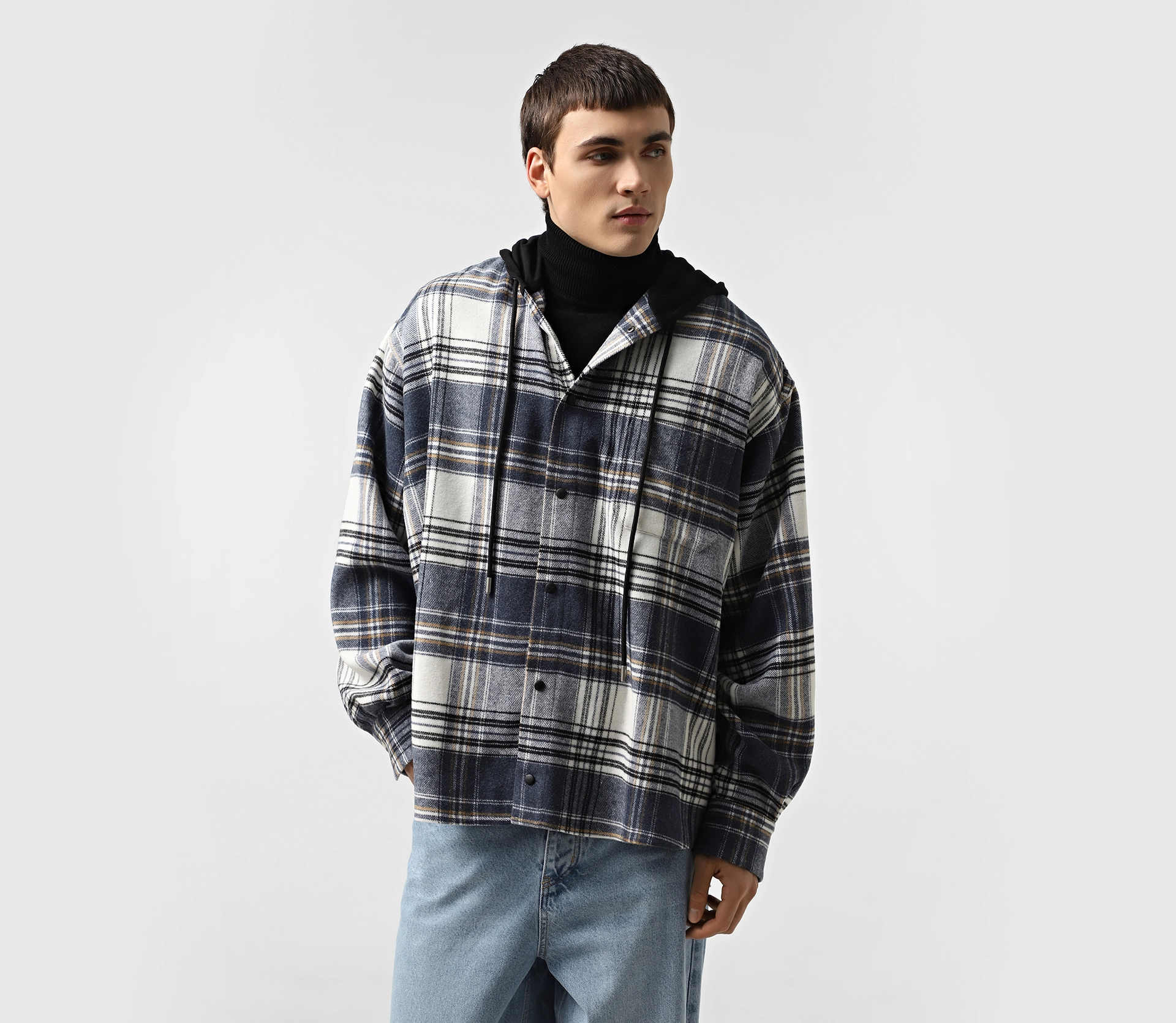Сорочка чоловіча  в клітинку з капюшоном та принтом синьо-молочний - фото №2 Сорочка чоловіча  в клітинку з капюшоном та принтом синьо-молочний в інтернет-магазині