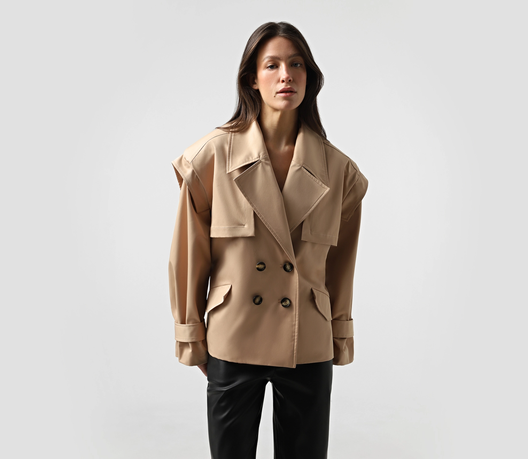 Тренч вкорочений з акцентними плечима темно-бежевий ціна