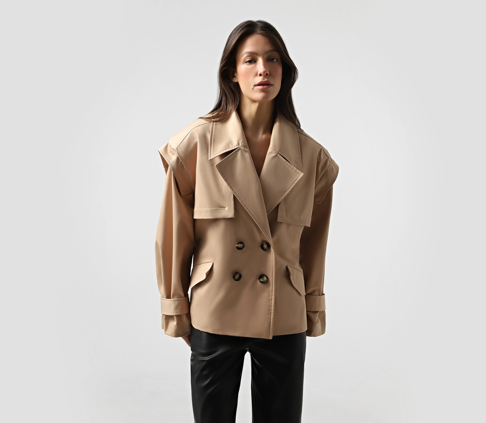 Тренч вкорочений з акцентними плечима темно-бежевий фото