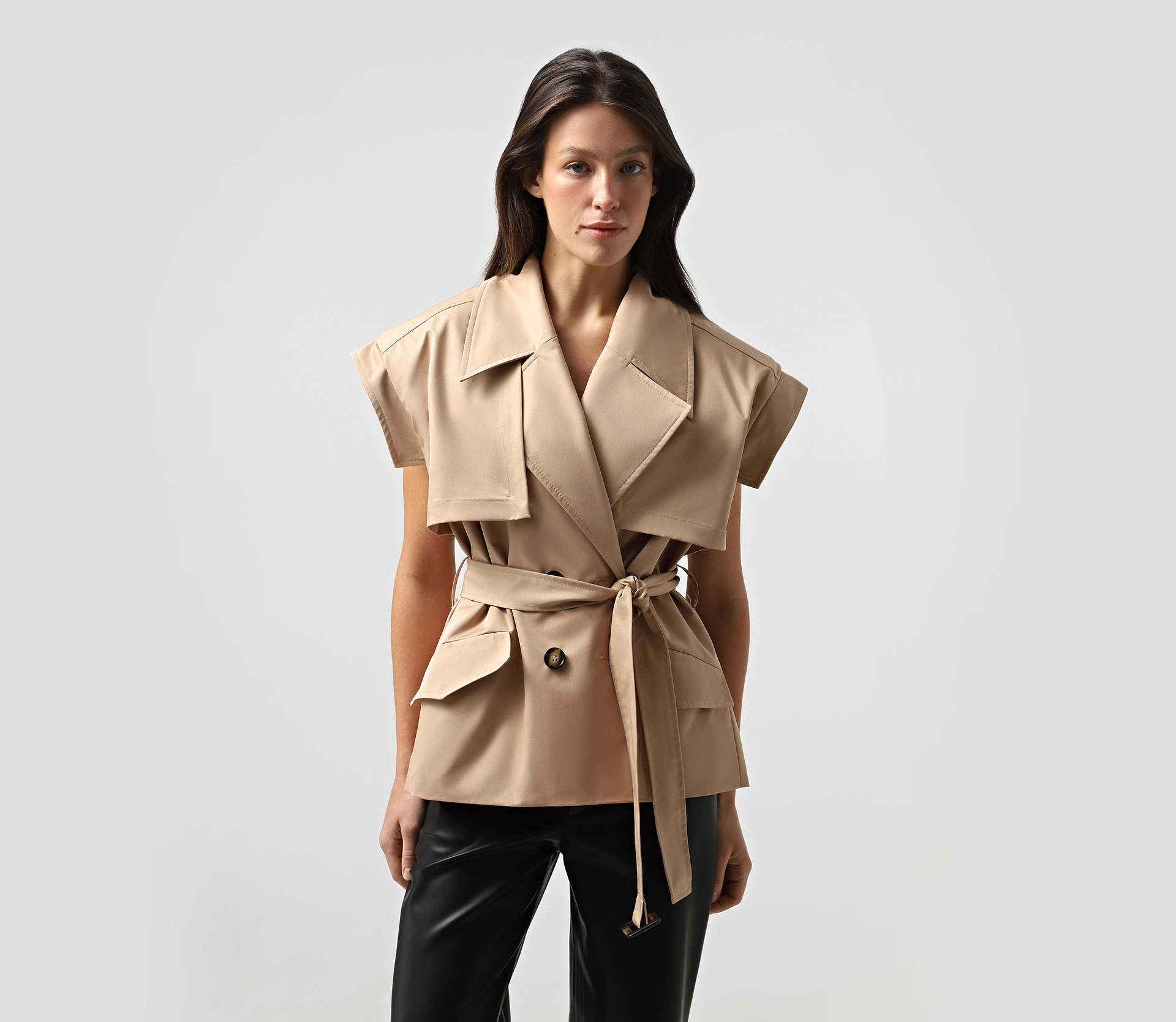 Тренч вкорочений з акцентними плечима темно-бежевий недорого