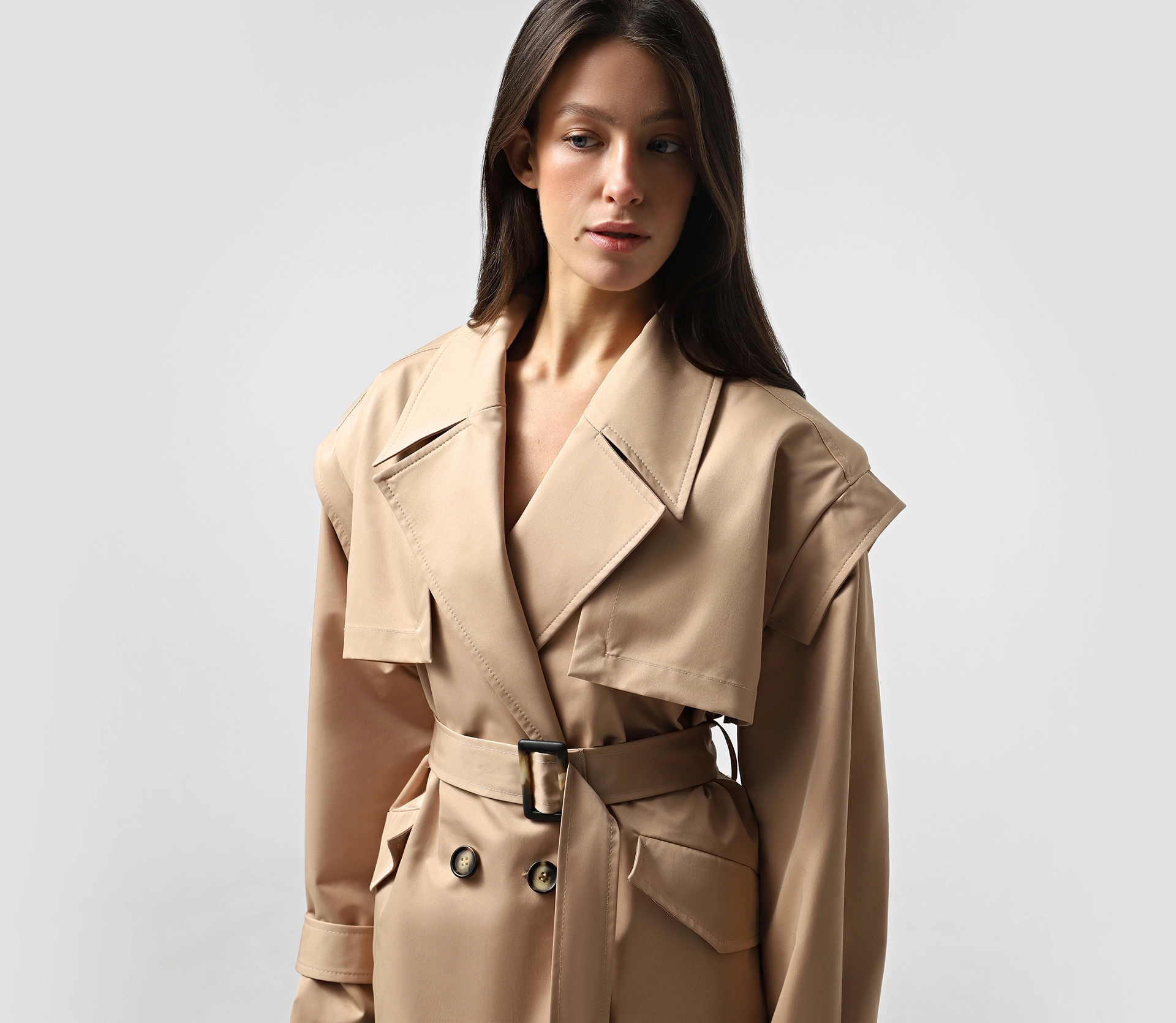 Тренч вкорочений з акцентними плечима темно-бежевий cher17