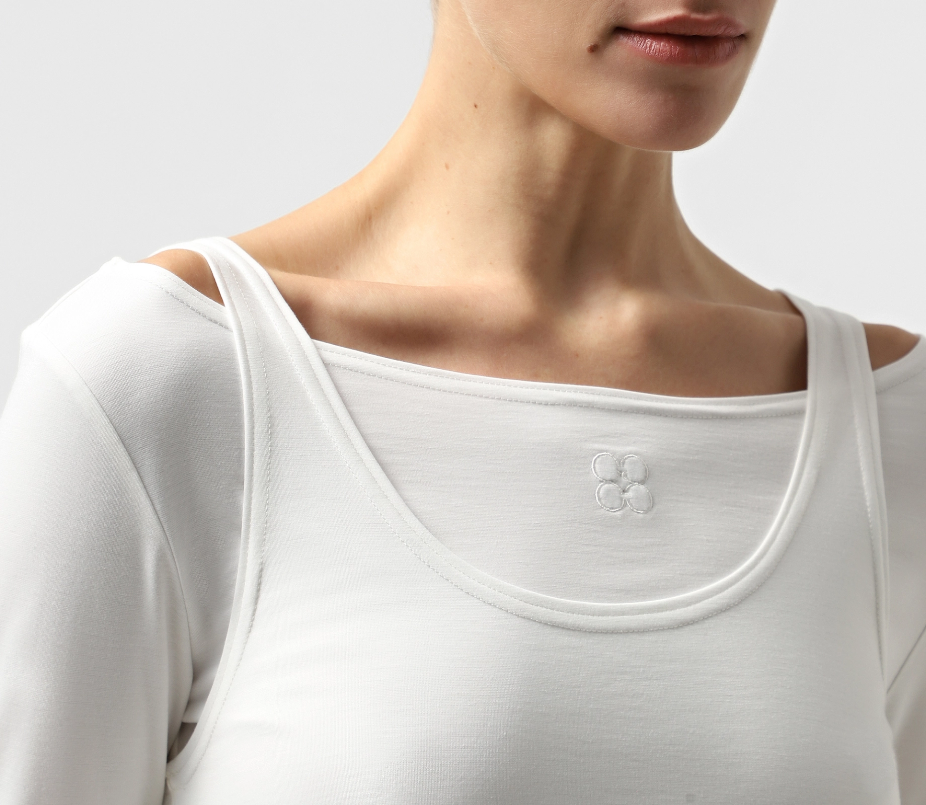 Лонгслів двошаровий з вишитим лого молочний в інтернет-магазині