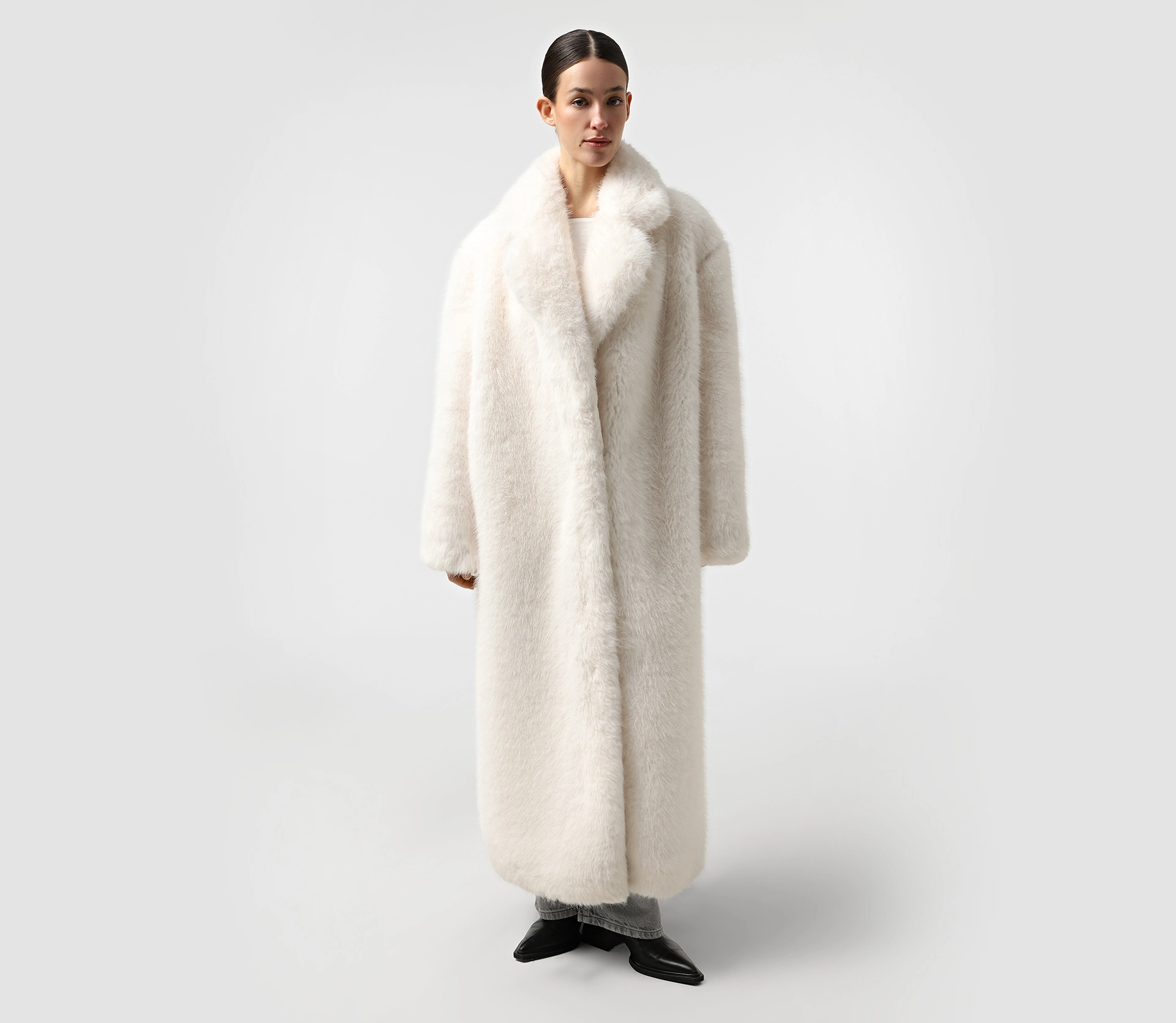 Шуба довга молочний - фото №2 Шуба довга молочний недорого