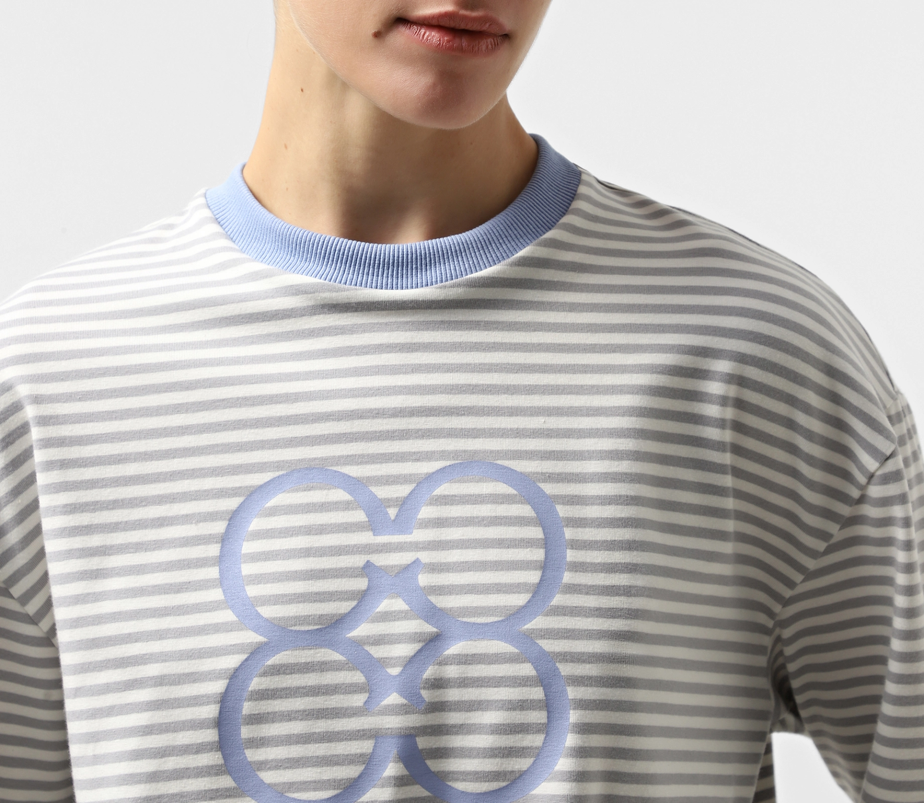 Лонгслів у смужку на кулісці принт лого сірий ціна