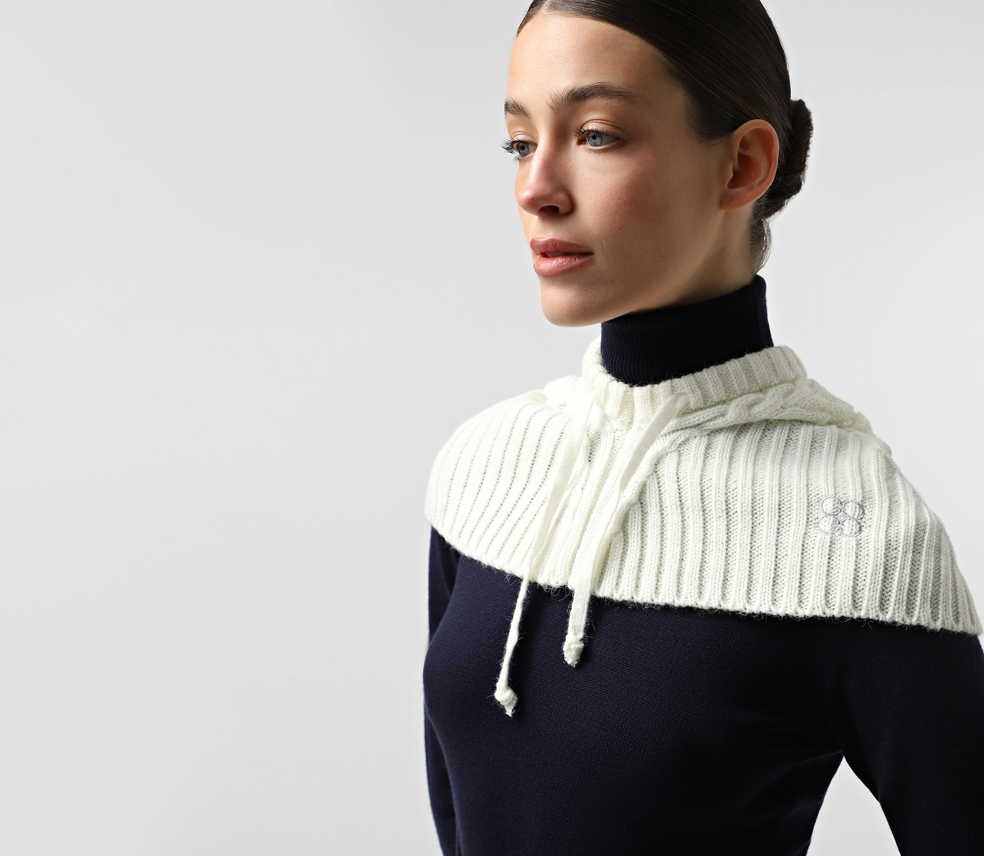 Шарф-шапка принт коси з лого молочний - фото №3 Шарф-шапка принт коси з лого молочний фото