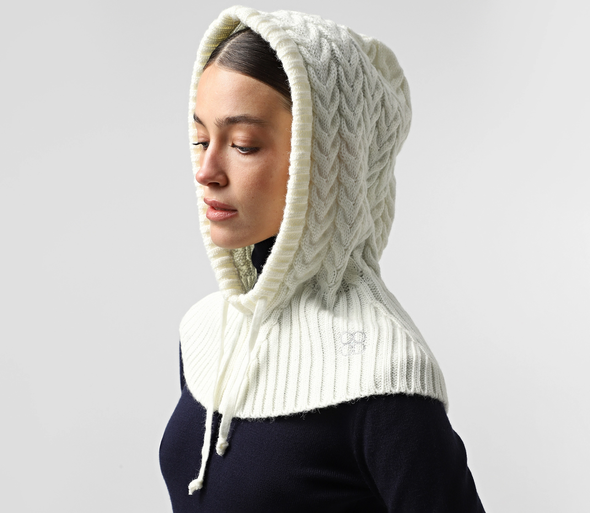 Шарф-шапка принт коси з лого молочний - фото №2 Шарф-шапка принт коси з лого молочний акції