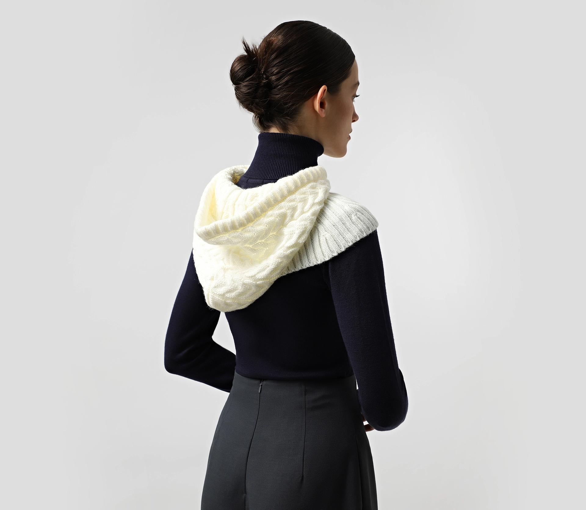 Шарф-шапка принт коси з лого молочний - фото №4 Шарф-шапка принт коси з лого молочний замовити