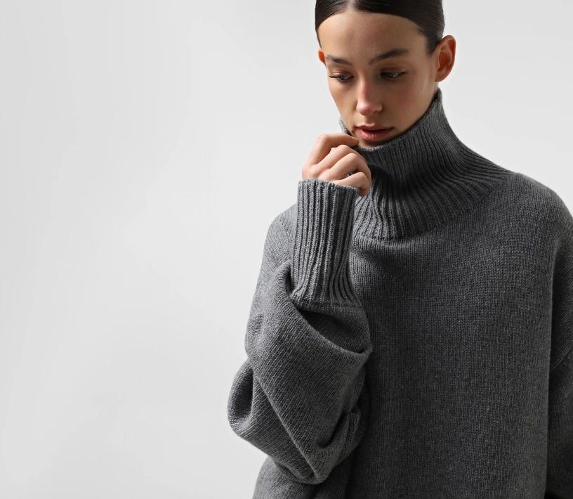 Джемпер вʼязаний з розрізами по низу сірий - фото №3 Джемпер вʼязаний з розрізами по низу сірий акції