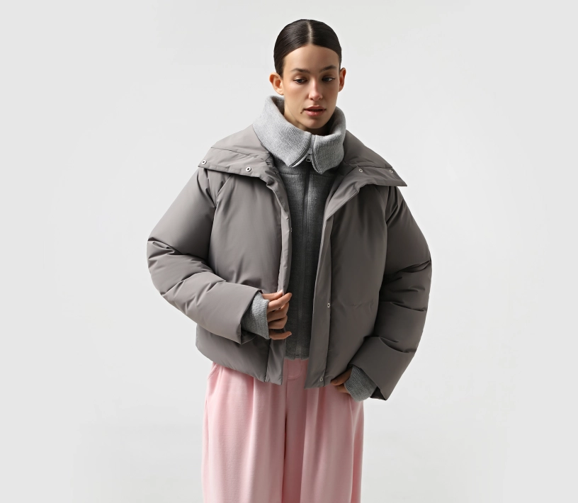 Пуховик вкорочений з довʼязом світло-сірий - фото №3 Пуховик вкорочений з довʼязом світло-сірий недорого