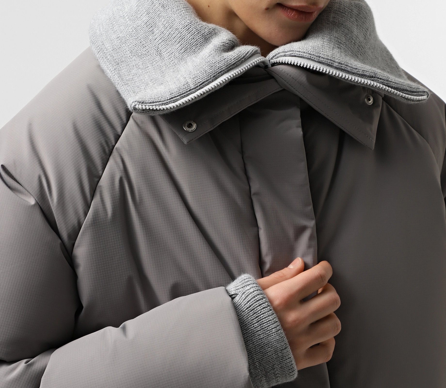 Пуховик вкорочений з довʼязом світло-сірий знижки