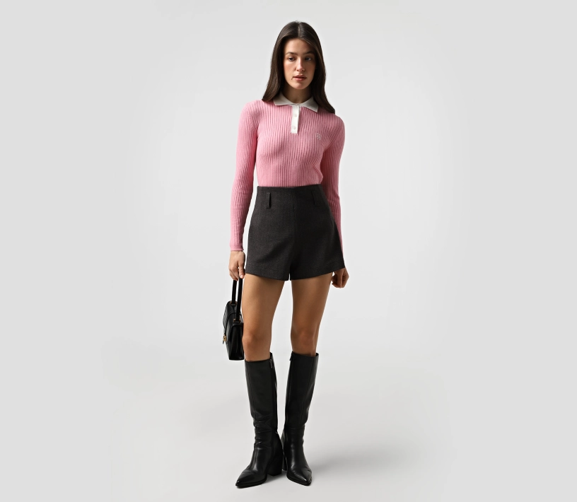 Лонгслів вʼязаний з контрастним коміром і лого рожевий недорого