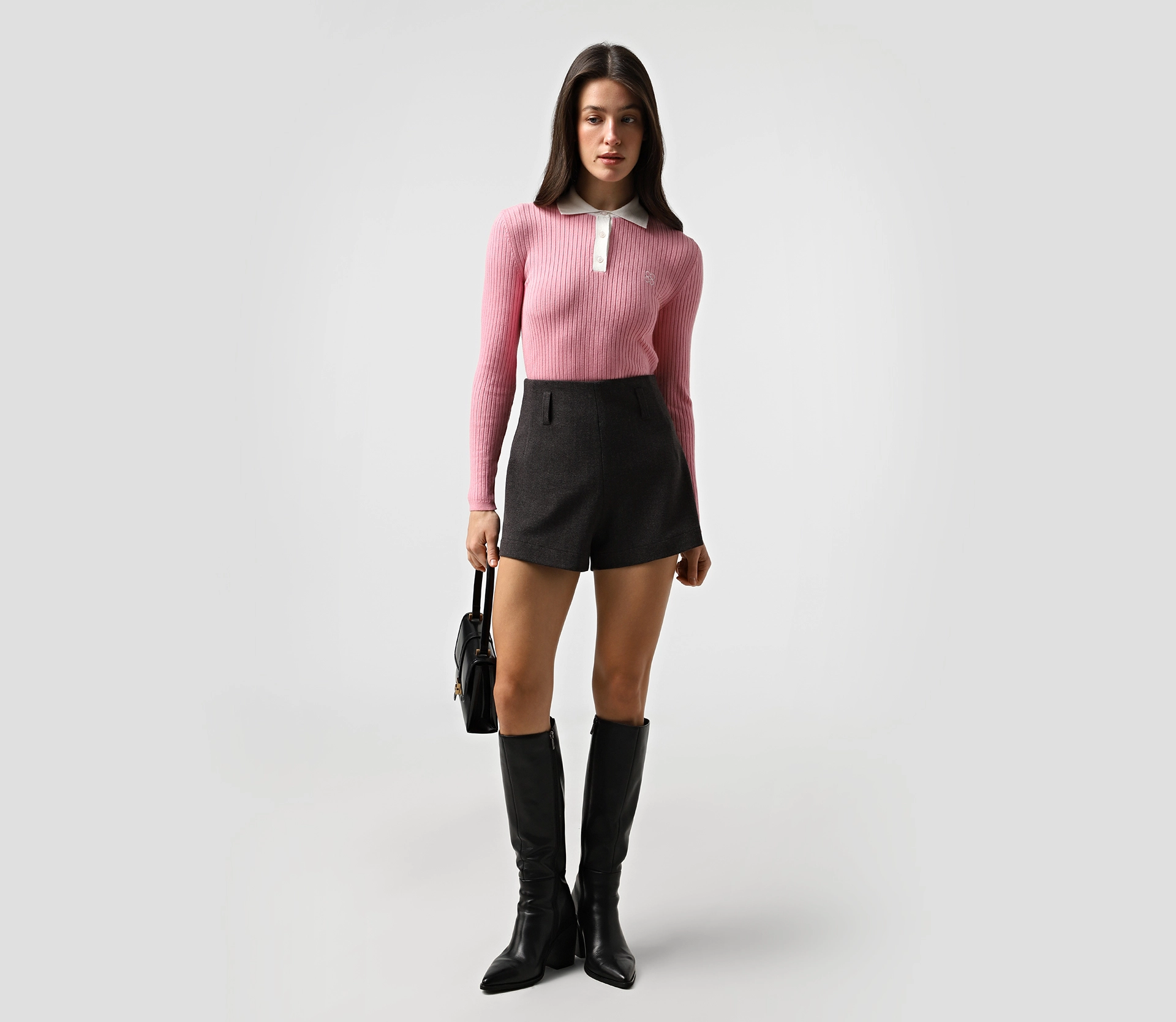 Лонгслів вʼязаний з контрастним коміром і лого рожевий cher17