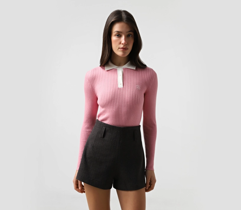 Лонгслів вʼязаний з контрастним коміром і лого рожевий замовити