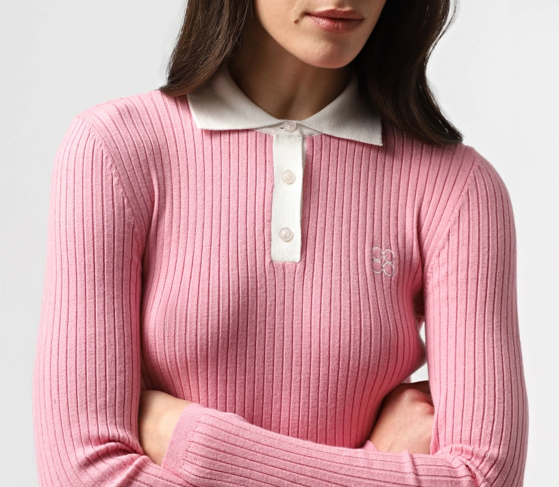 Лонгслів вʼязаний з контрастним коміром і лого рожевий замовити