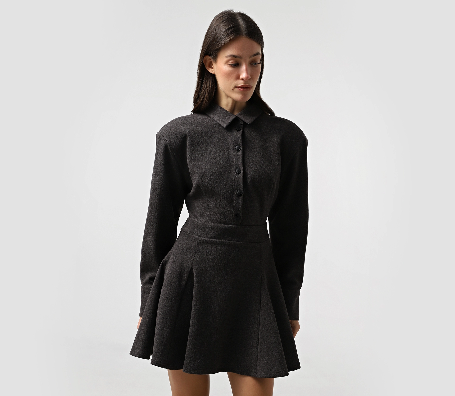 Сукня міні з акцентними плечима сірий в Україні