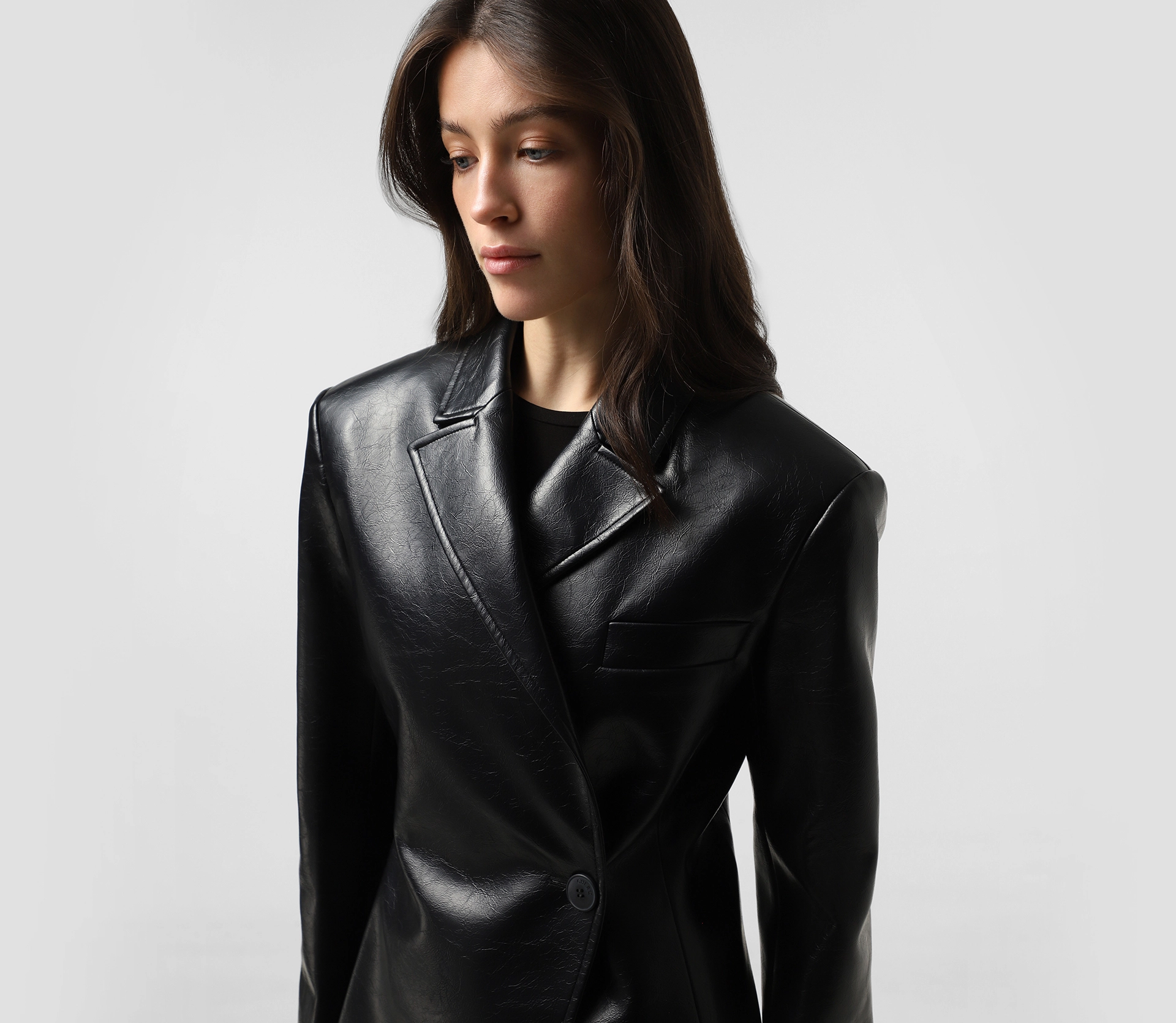 Жакет приталений з екошкіри чорний замовити