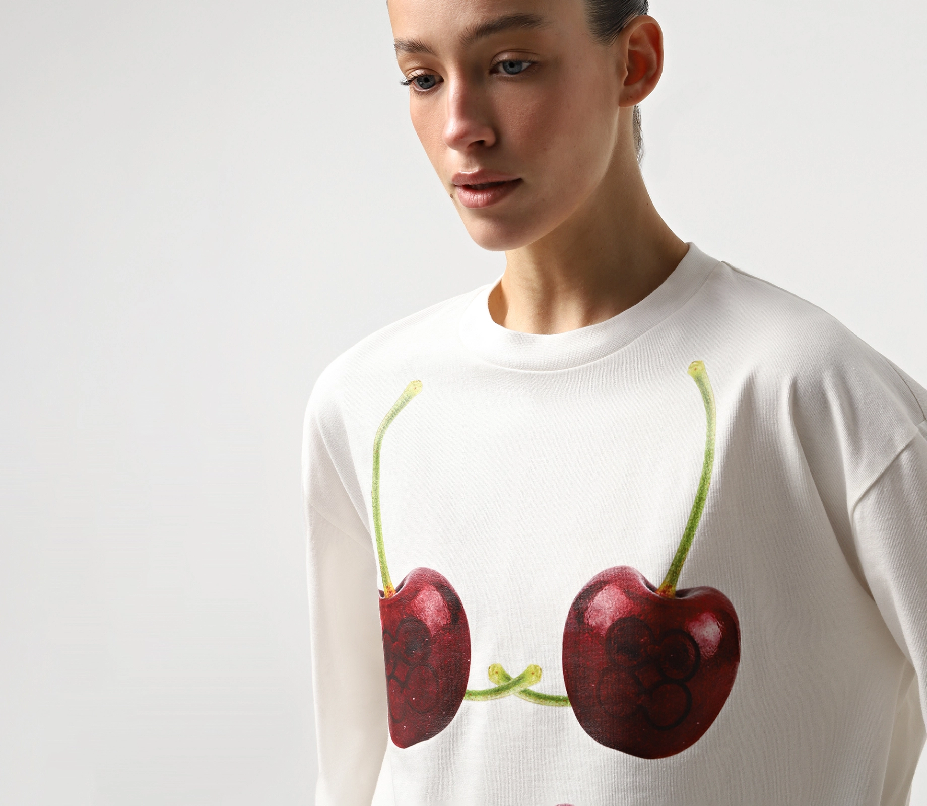Лонгслів з принтом «Cherries» молочний в інтернет-магазині