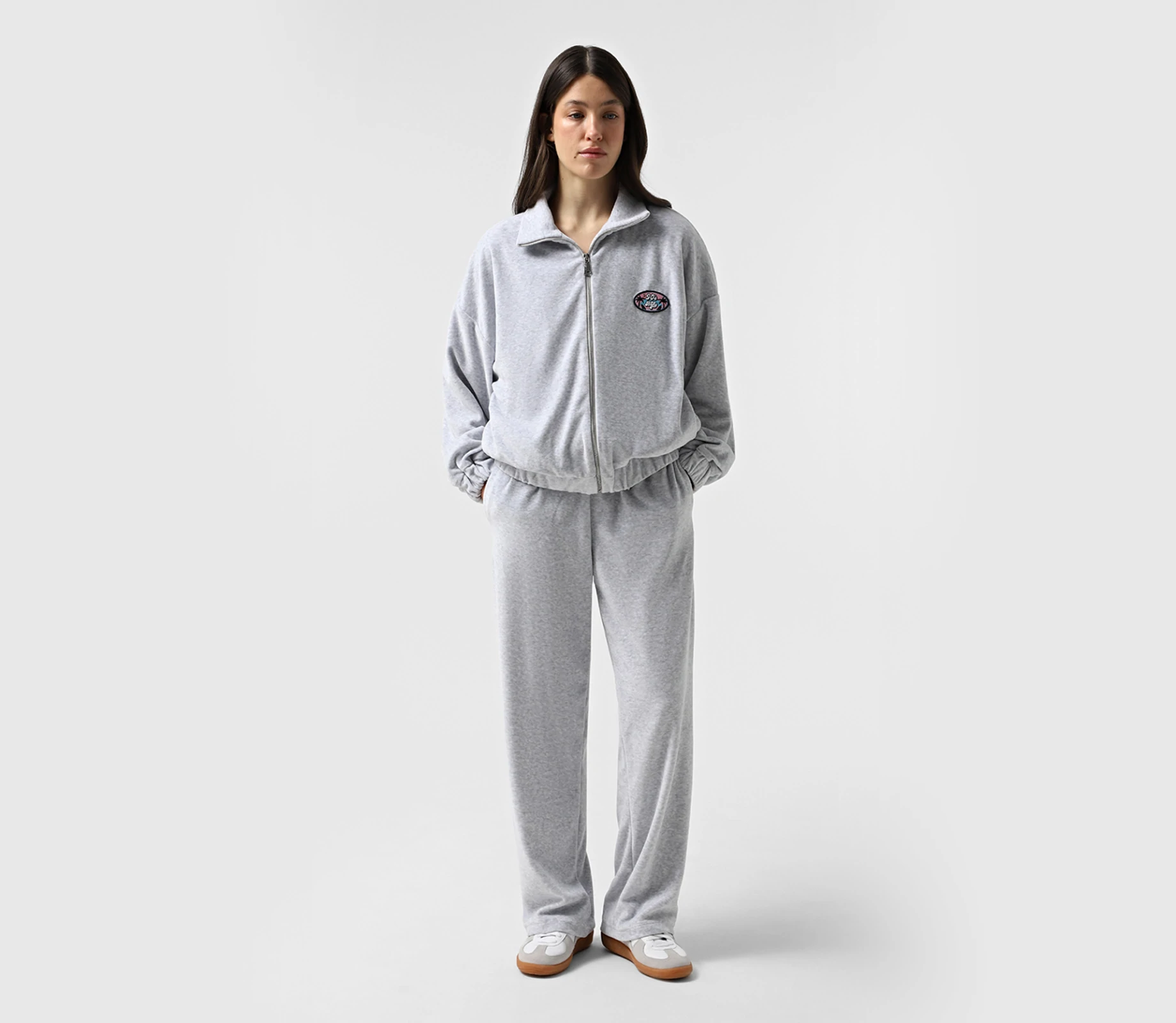 Костюм велюровий з подовженим світшотом та нашивкою сірий купити