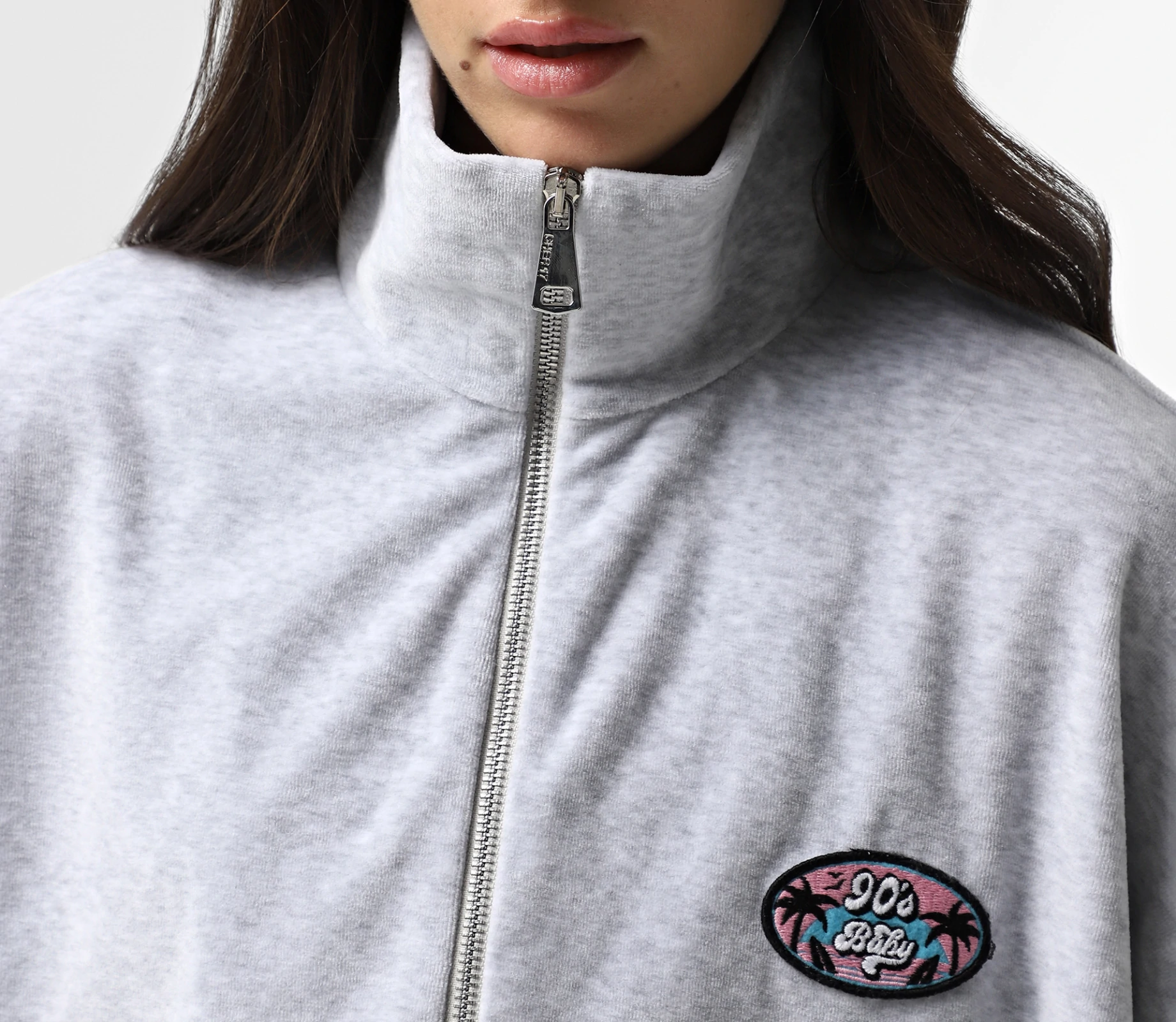 Костюм велюровий з подовженим світшотом та нашивкою сірий акції