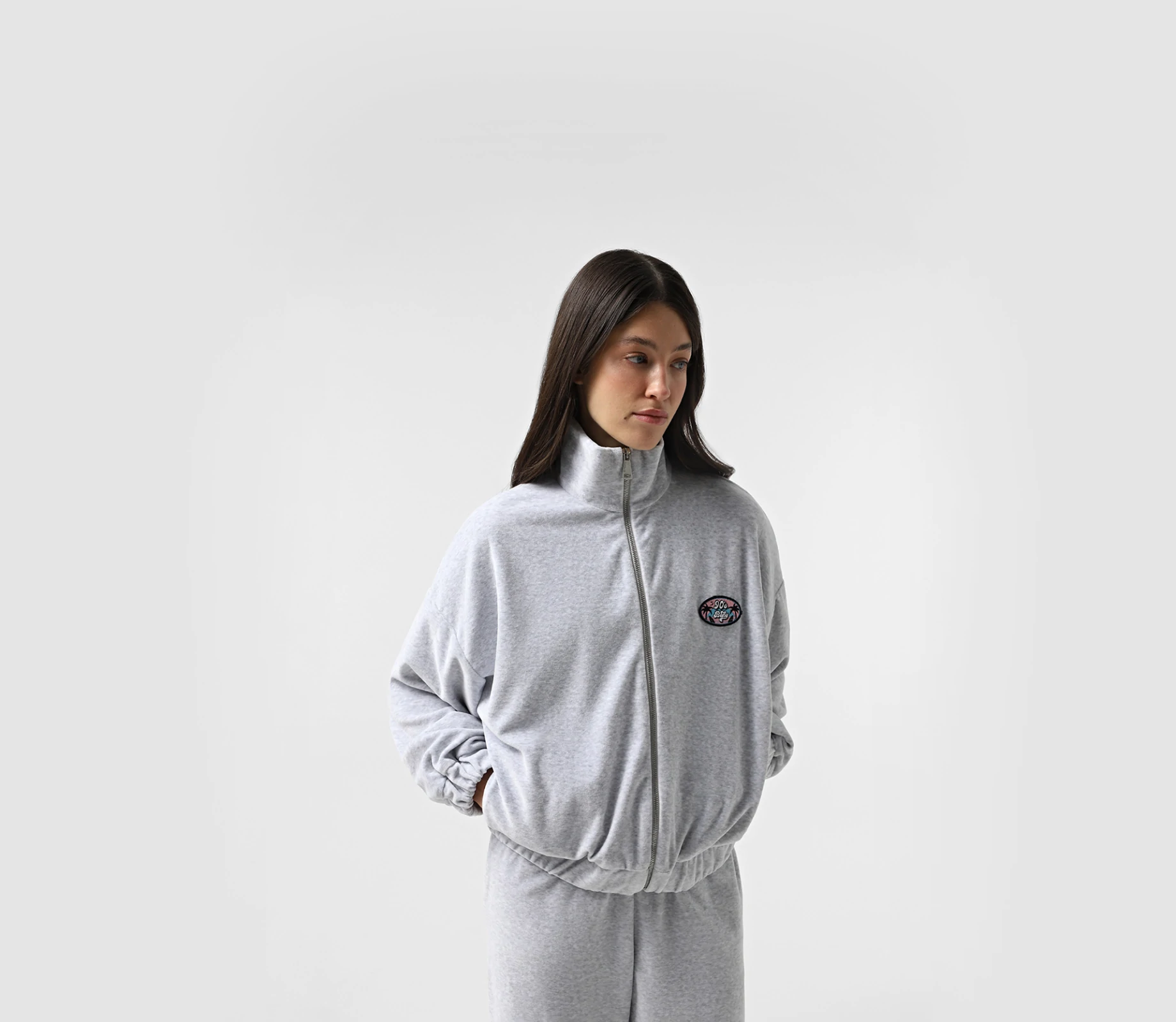 Костюм велюровий з подовженим світшотом та нашивкою сірий замовити