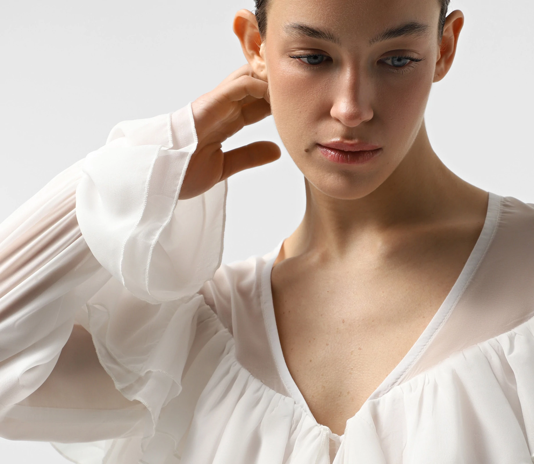 Блуза з рюшами на завʼязках молочний купити