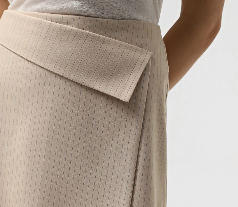 Спідниця міні з відкидною деталлю бежевий в інтернет-магазині