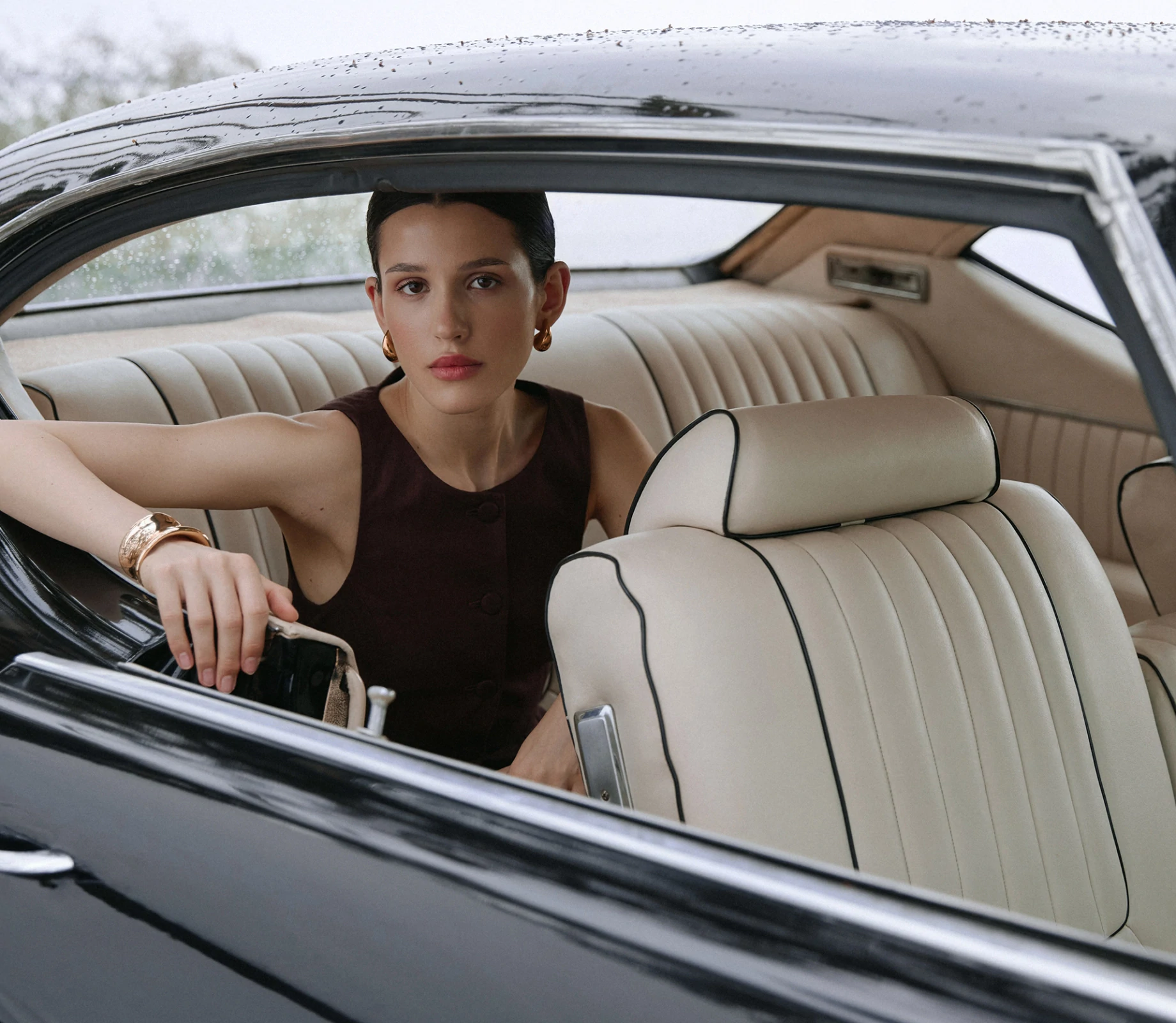 Жилет на ґудзиках коричневий в Україні