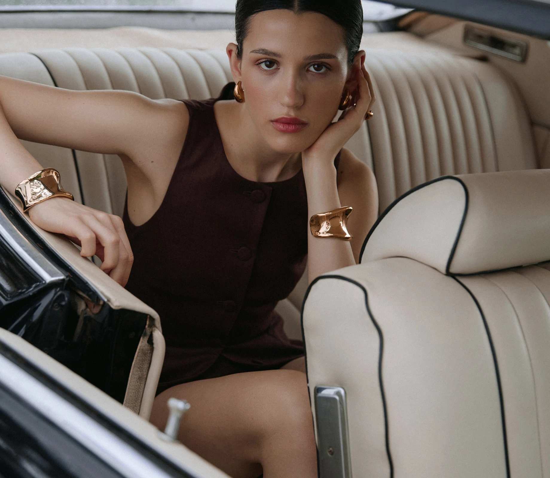 Жилет на ґудзиках коричневий недорого