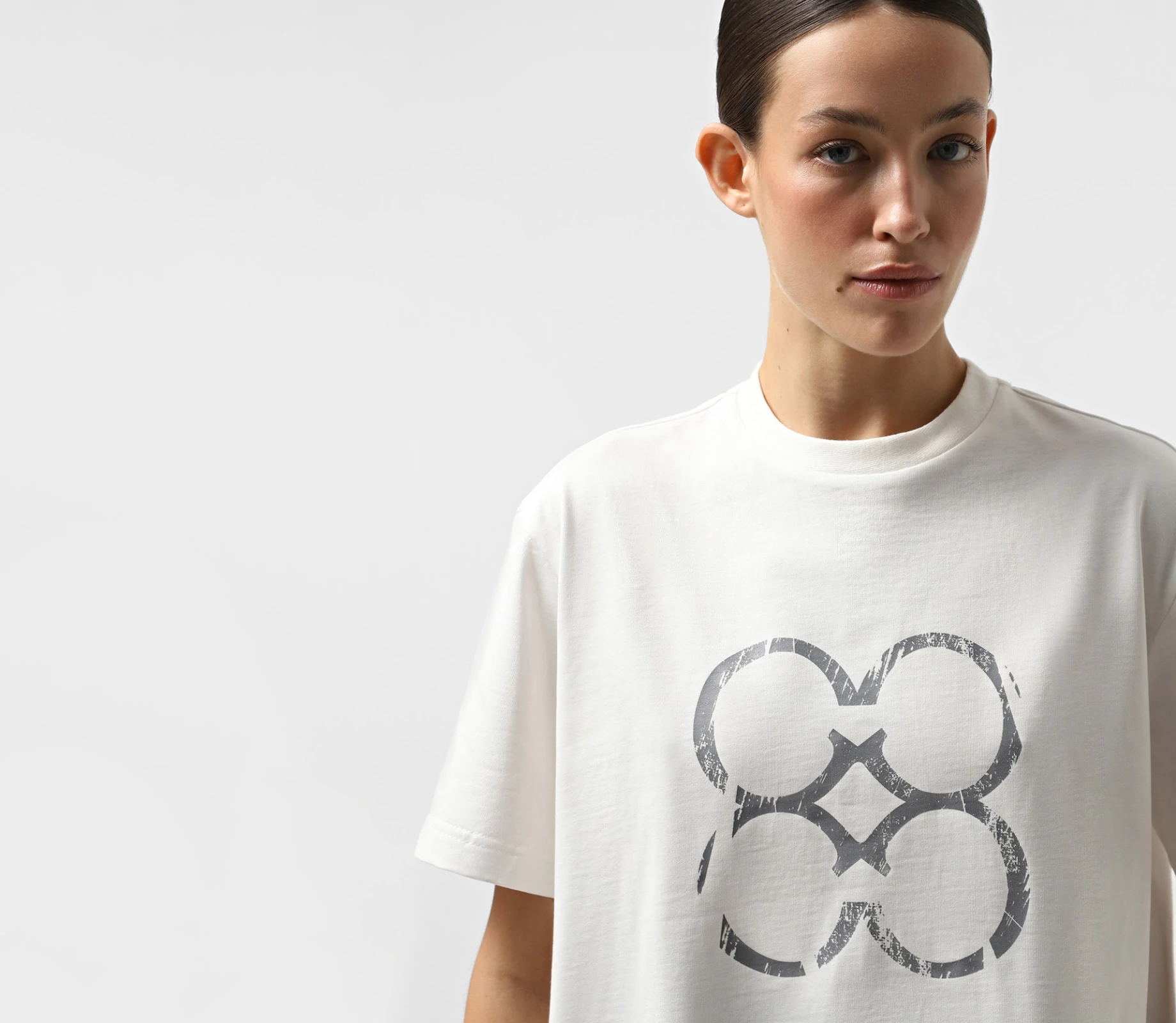 Футболка принт лого молочний cher17