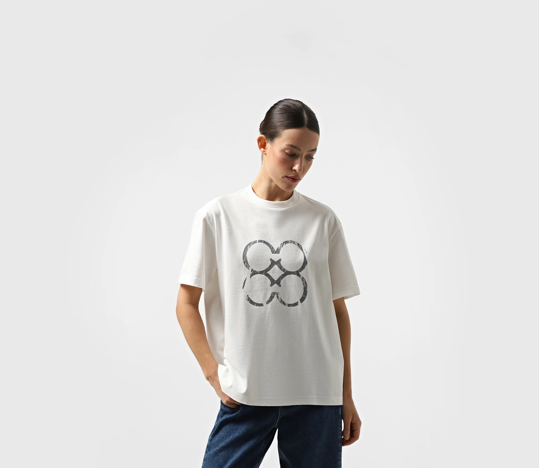 Футболка принт лого молочний акції