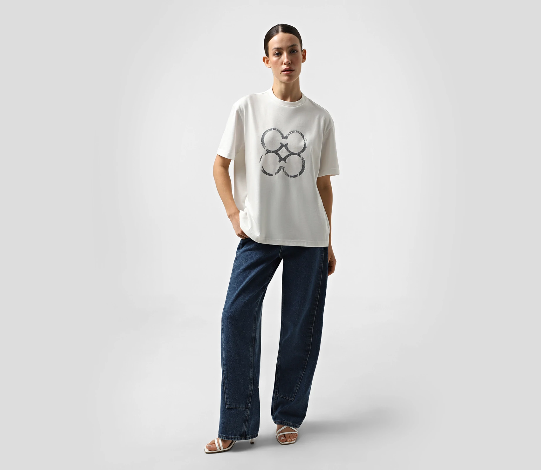 Футболка принт лого молочний фото