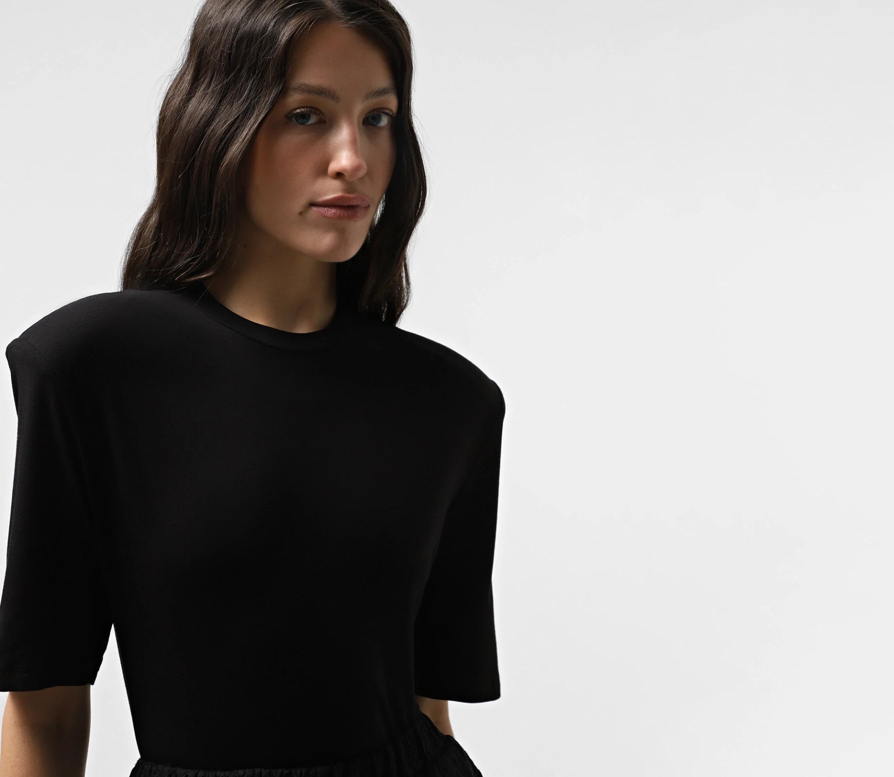 Футболка приталена з підплечниками чорний акції