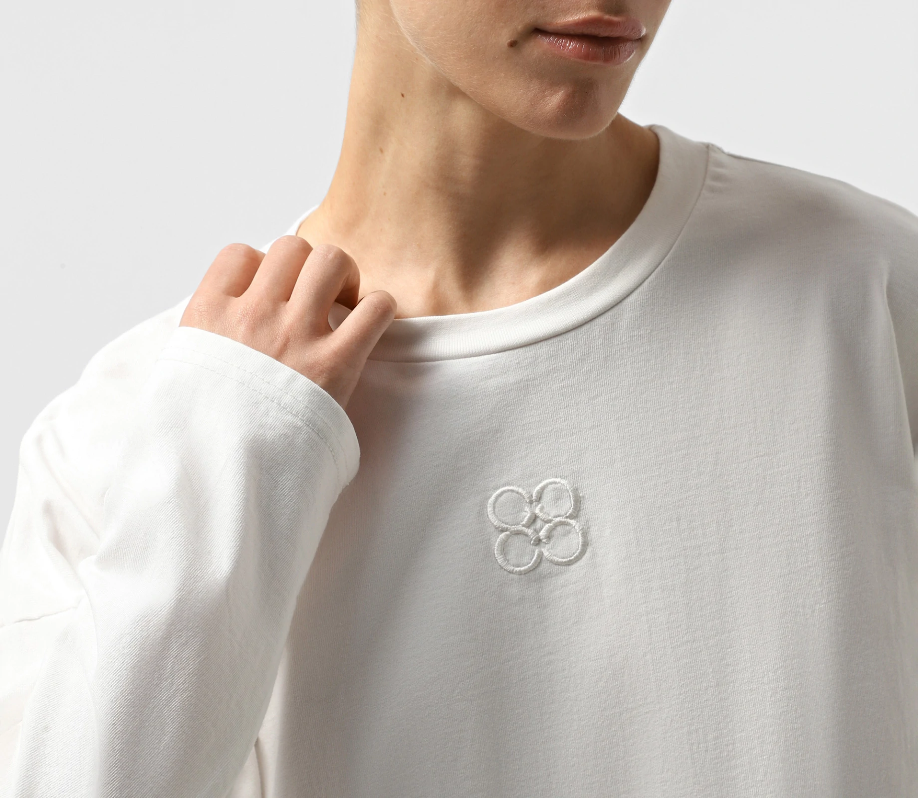 Лонгслів з вишивкою лого молочний в інтернет-магазині